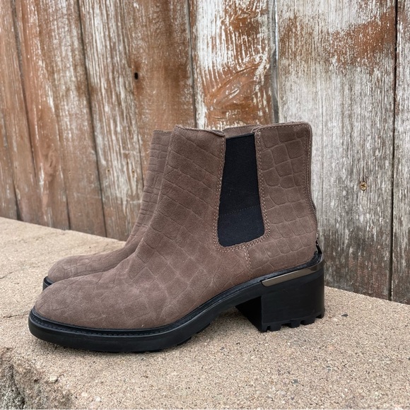 VINCE CAMUTO Women’s Tan Black Chelsea Ankle Boots Chunky Heel Zip Up Size 7.5 - Picture 1 of 14